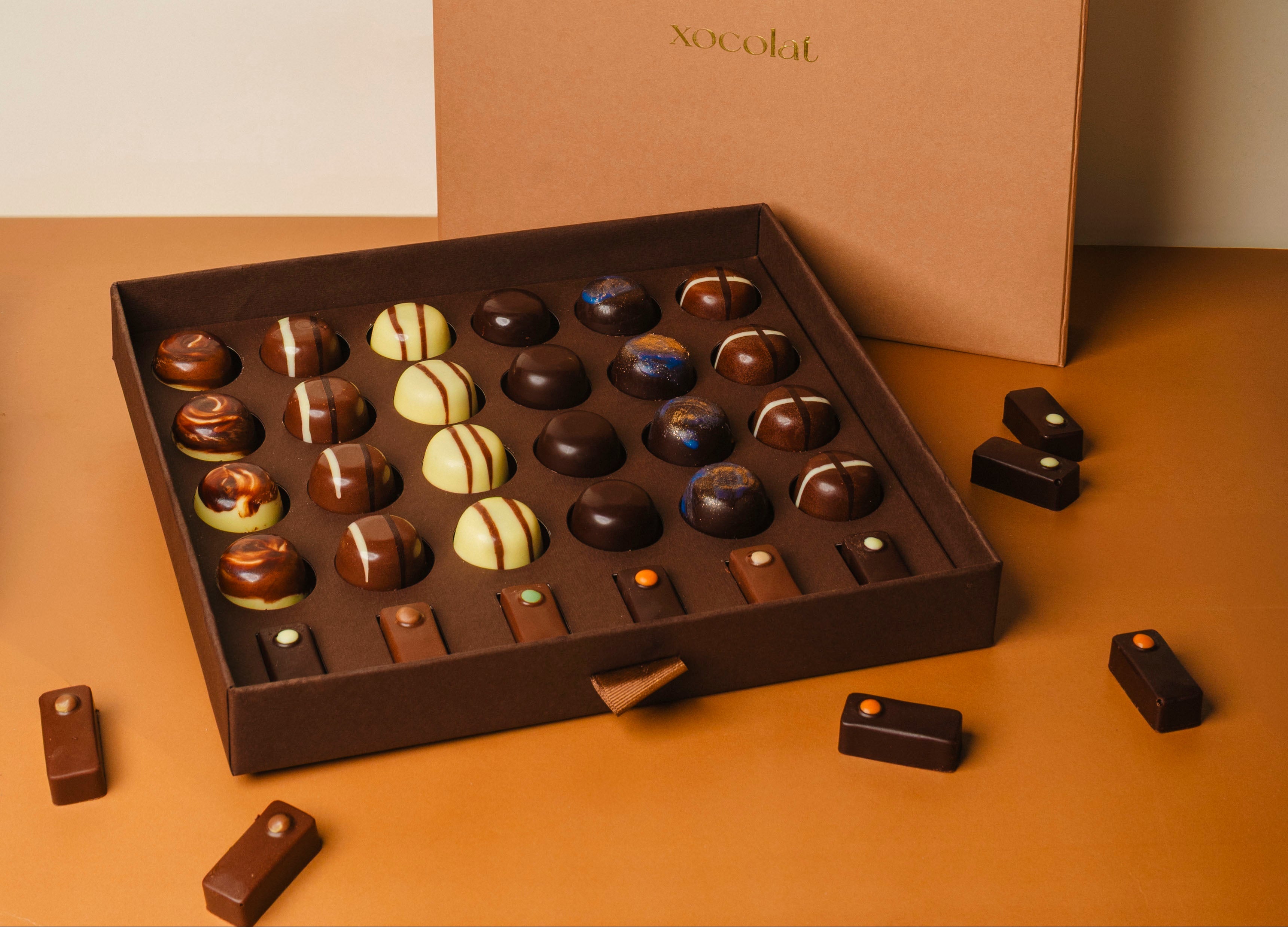 Caja marron de 24 bombones y 6 pralines