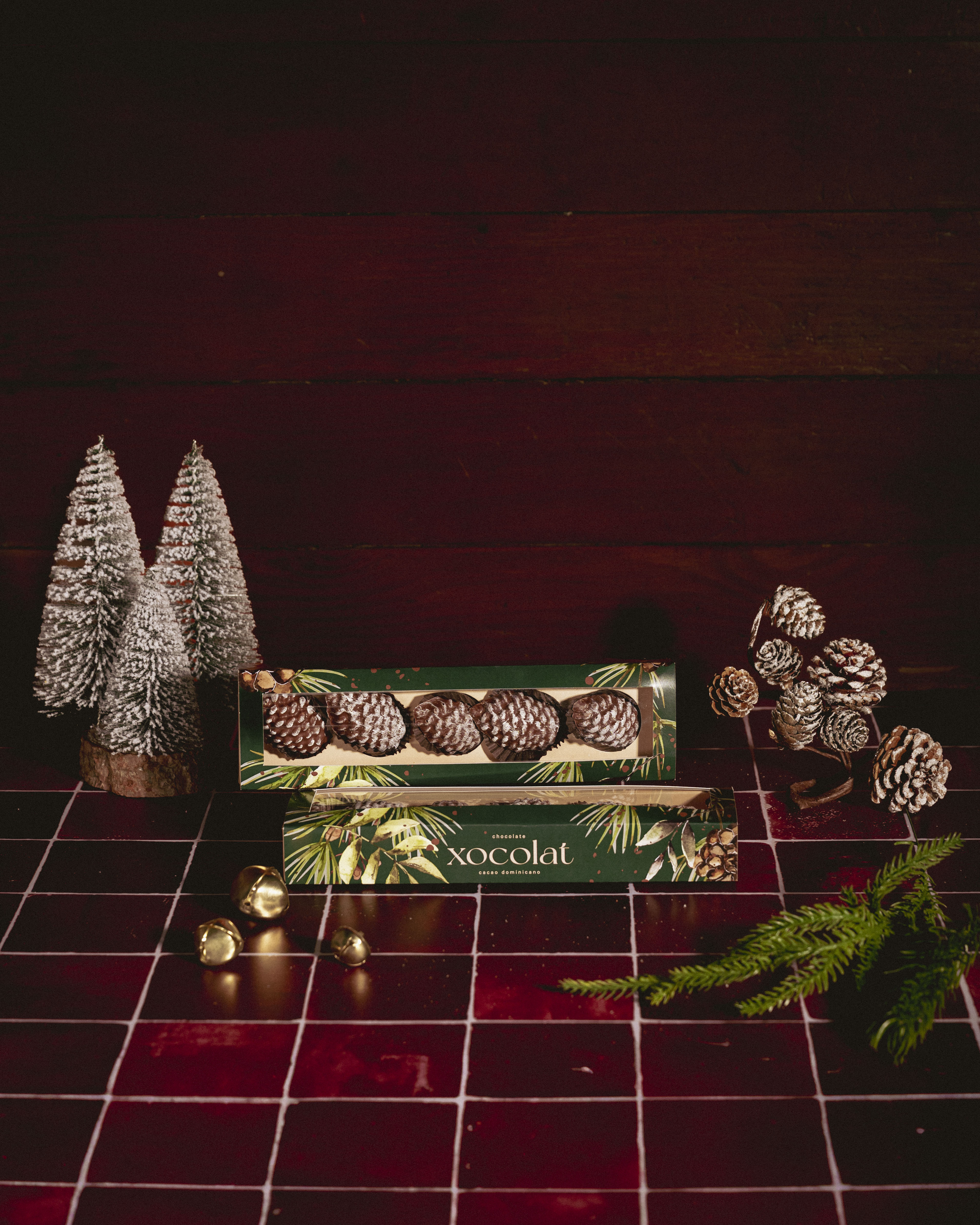 Caja larga de 5 pinos navideños con caramelo y nueces
