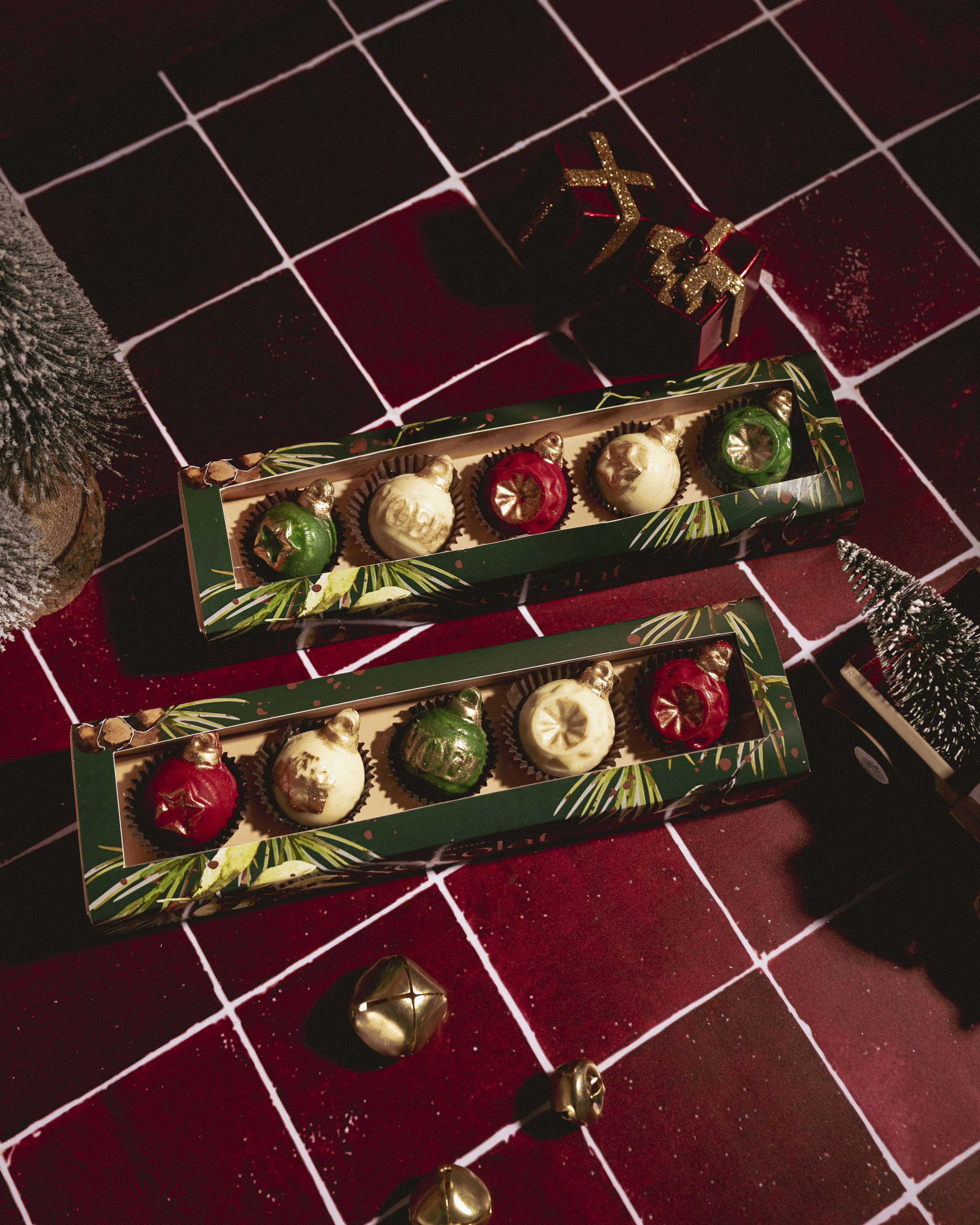 Caja larga de 5 bolitas navideñas