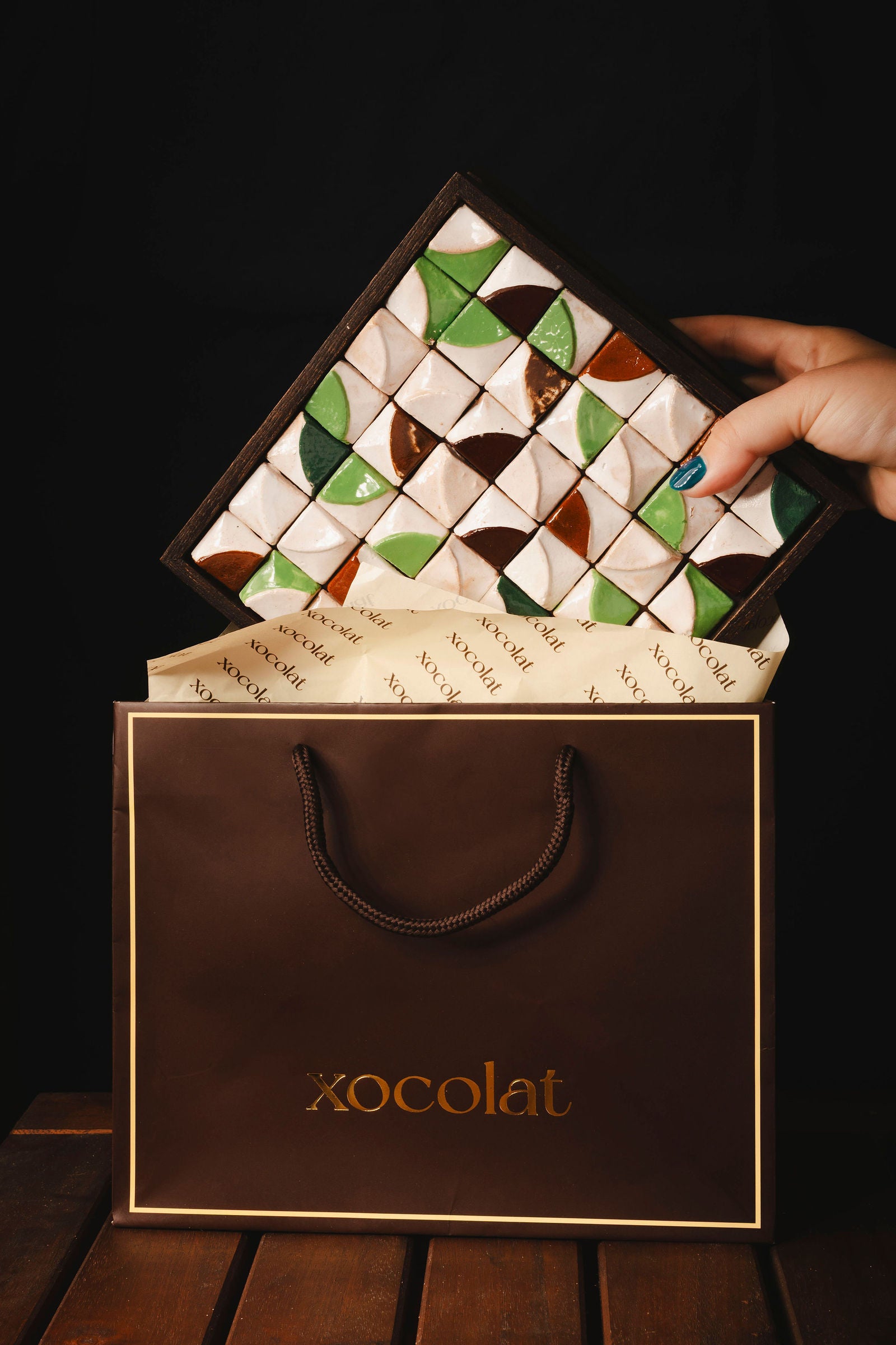 Caja Cántico grande saliendo de la bolsa Xocolat